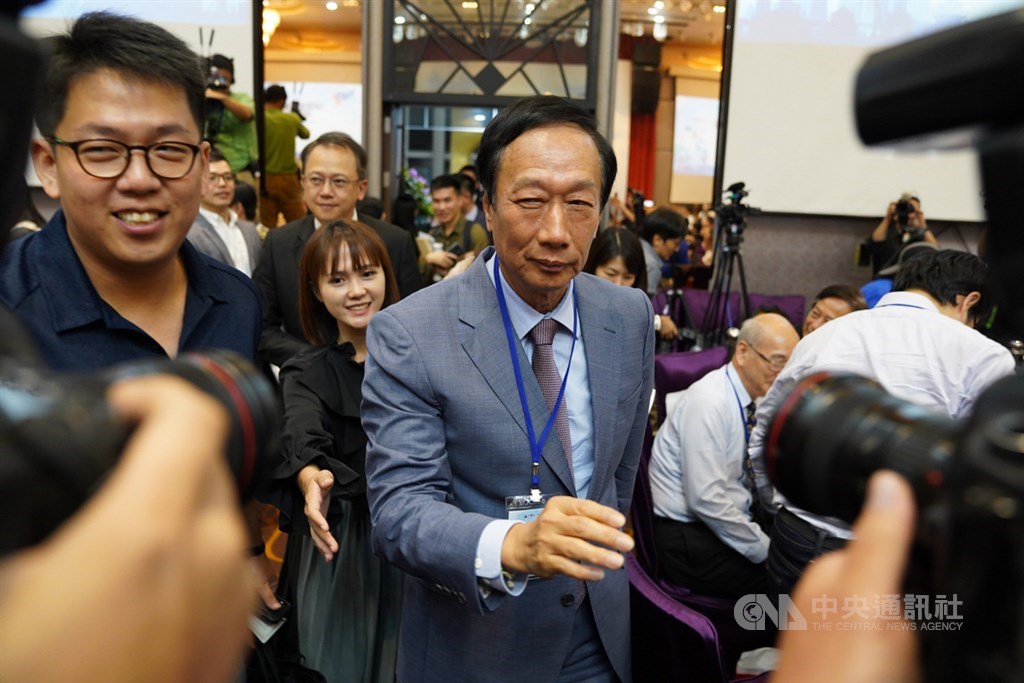 台灣玉山科技協會3日晚間舉行2019年會員大會,鴻海創辦人郭台銘(前中)在幕僚的指引下步入會場。中央社記者徐肇昌攝 108年10月3日