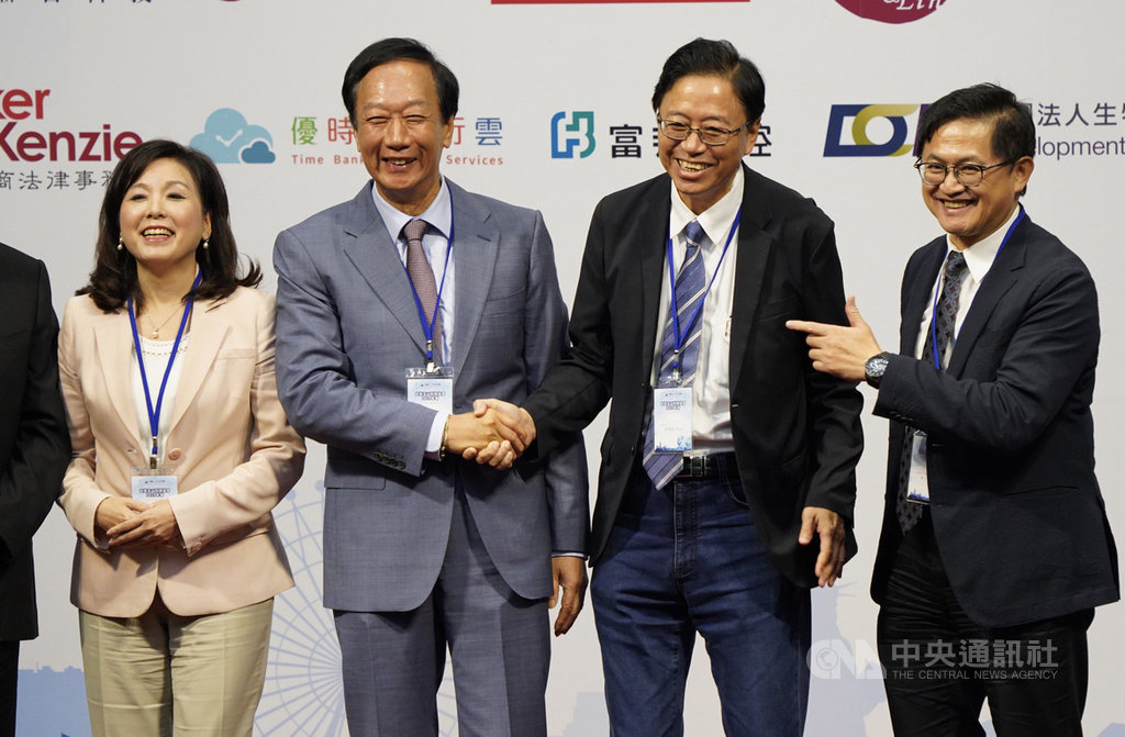 台灣玉山科技協會3日晚間舉行2019年會員大會,鴻海創辦人郭台銘(左2)與前行政院長張善政(右2)握手合影,現場氣氛和樂。中央社記者徐肇昌攝 108年10月3日