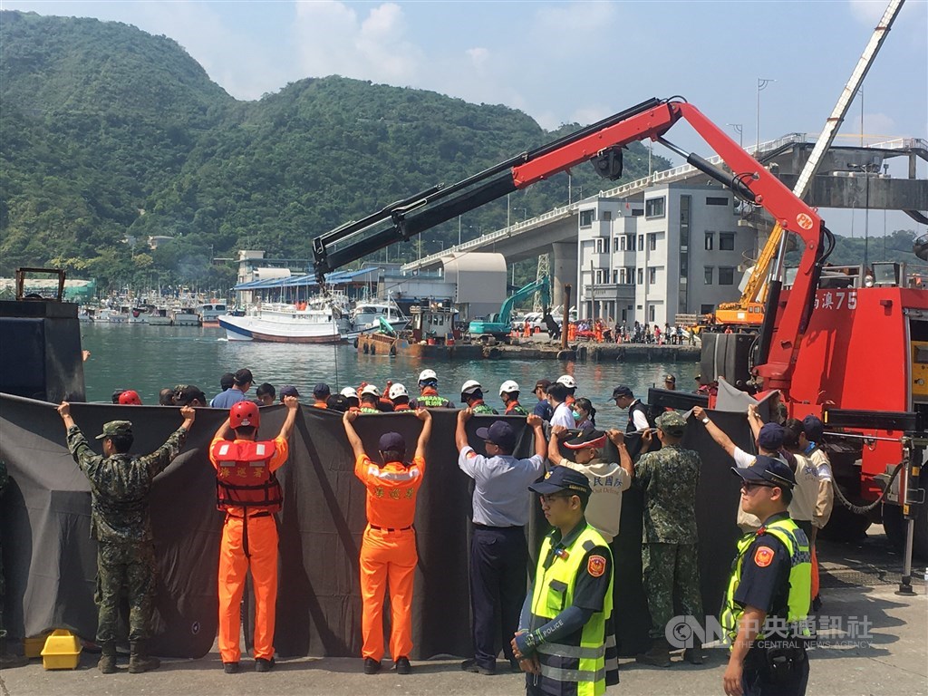 南方澳跨港大橋崩塌後6名外籍漁工失蹤,繼現場尋獲5名罹難漁工後,最後一名失蹤漁工在3日上午11時許被尋獲,已經無生命跡象。中央社記者黃旭昇攝108年10月3日
