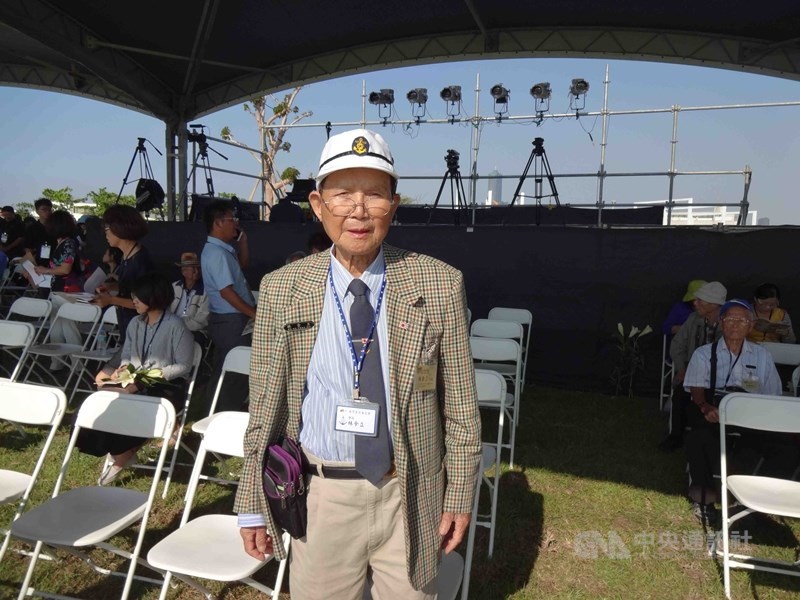 92歲的林余立(前)等3名出生於日治時期的台灣人認為,二次大戰結束後喪失日本國籍是日本政府作法不當,近期將向大阪地方法院提告,確認擁有日本國籍,這項訴訟將創首例。(中央社檔案照片)