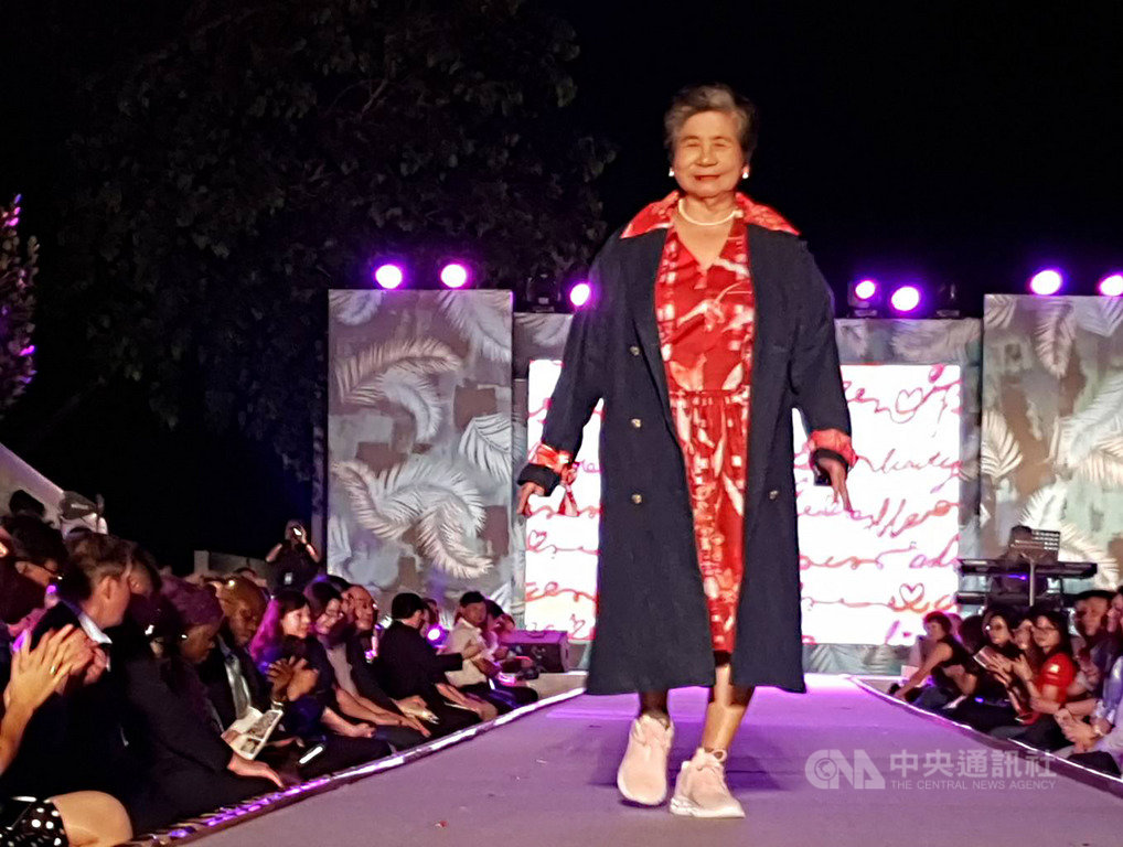 2019台灣設計展「設計之夜」4日晚間在屏東台糖縣民公園登場,活動特別邀多名長者走上伸展台擔任模特兒,展現美與自信。中央社記者郭芷瑄攝 108年10月4日