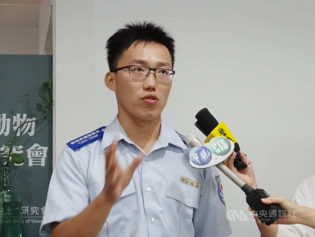 台灣動物社會研究會4日公布調查影片,指出攤販因顧客迷思使用「活體弓魚」的作法是虐待動物,且會讓魚肉品質變差。台北市動保處動物救援隊隊長吳晉安表示,如果要以虐待動物取締活體弓魚,可能有執法爭議,呼籲明確訂定禁止規範,讓執法有據。中央社記者楊淑閔攝 108年10月4日