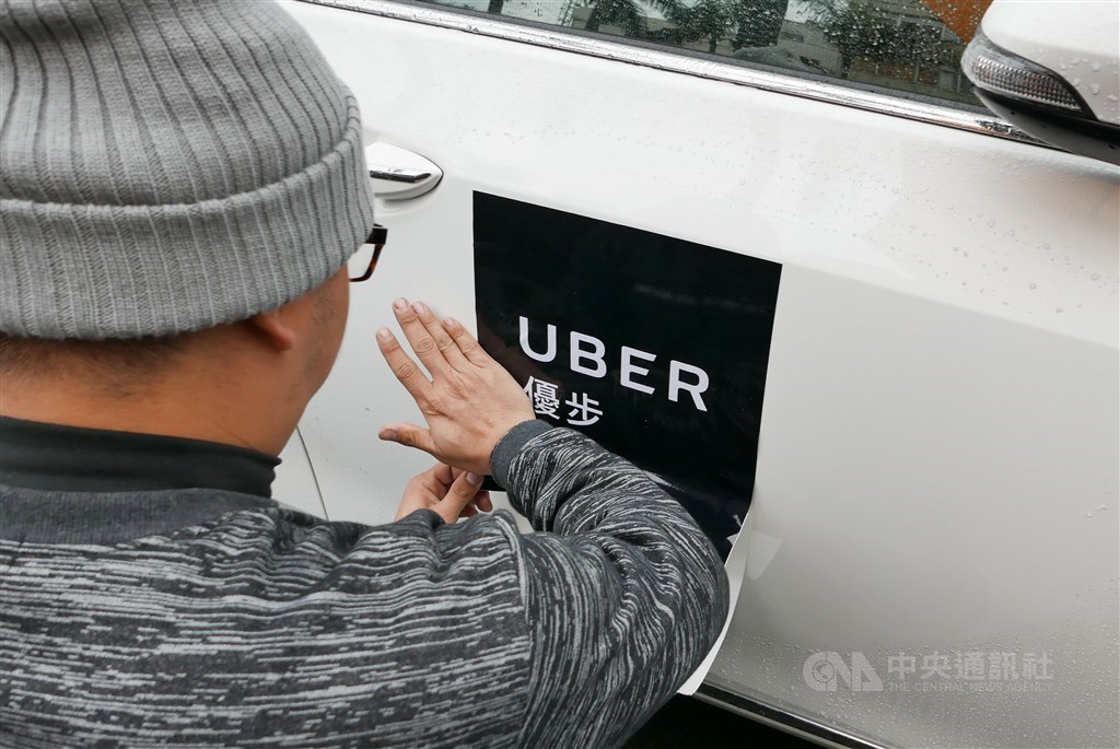 Uber條款即將在6日正式上路開罰,由於許多Uber司機尚未完成考照流程,交通部表示,輔導期可延到12月。(示意圖/中央社檔案照片)