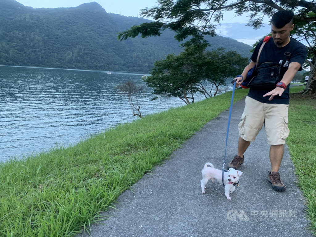 花蓮縣內公園都是友善寵物公園,只要寵物繫繩就可進出公園,但仍以人的需求為主,寵物無法自由活動。中央社記者張祈攝 108年10月4日