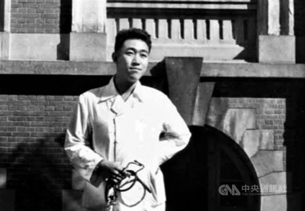 旅美退休醫師葉思雅收藏上萬張音樂專輯即將全數捐回台灣。他自台大醫科時代(圖)就熱愛古典音樂,透過日文吸收新知。(葉思雅提供)中央社記者林宏翰洛杉磯傳真 108年10月4日