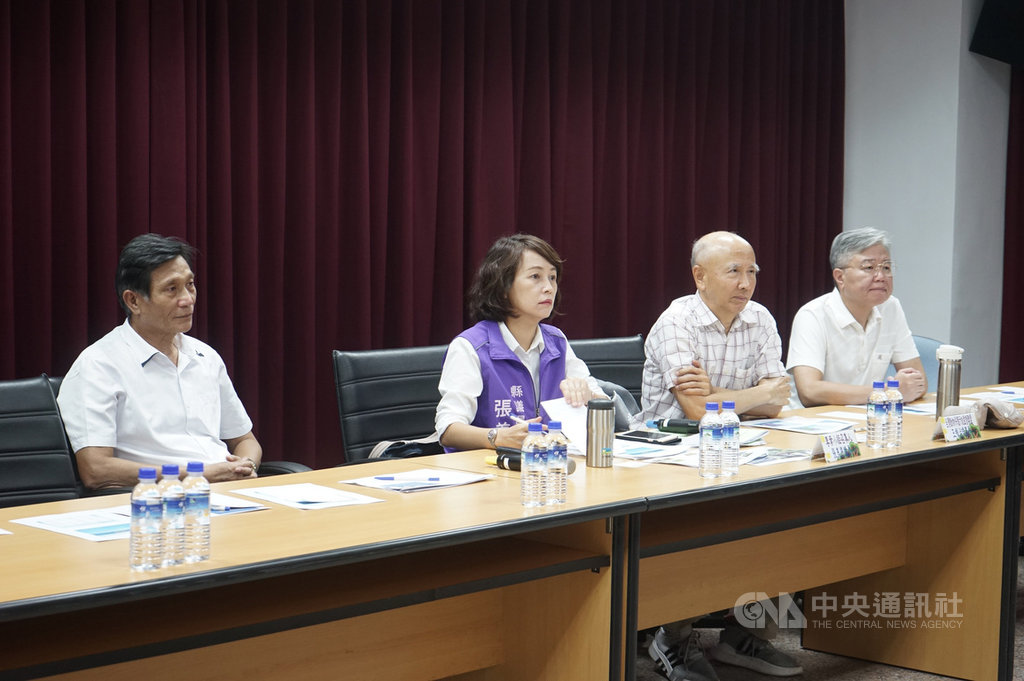 宜花東寵物公園掛零,花蓮縣民進黨籍縣議員張美慧(左2)4日邀集同黨議員莊枝財(左)、黃振富(右)、台灣動物保護行政監督聯盟理事長王唯治(右2)及縣府單位召開專案會議,會中決議由縣府帶頭設置無需繫繩的寵物活動專區,並獎勵各鄉鎮公所跟進。中央社記者張祈攝 108年10月4日