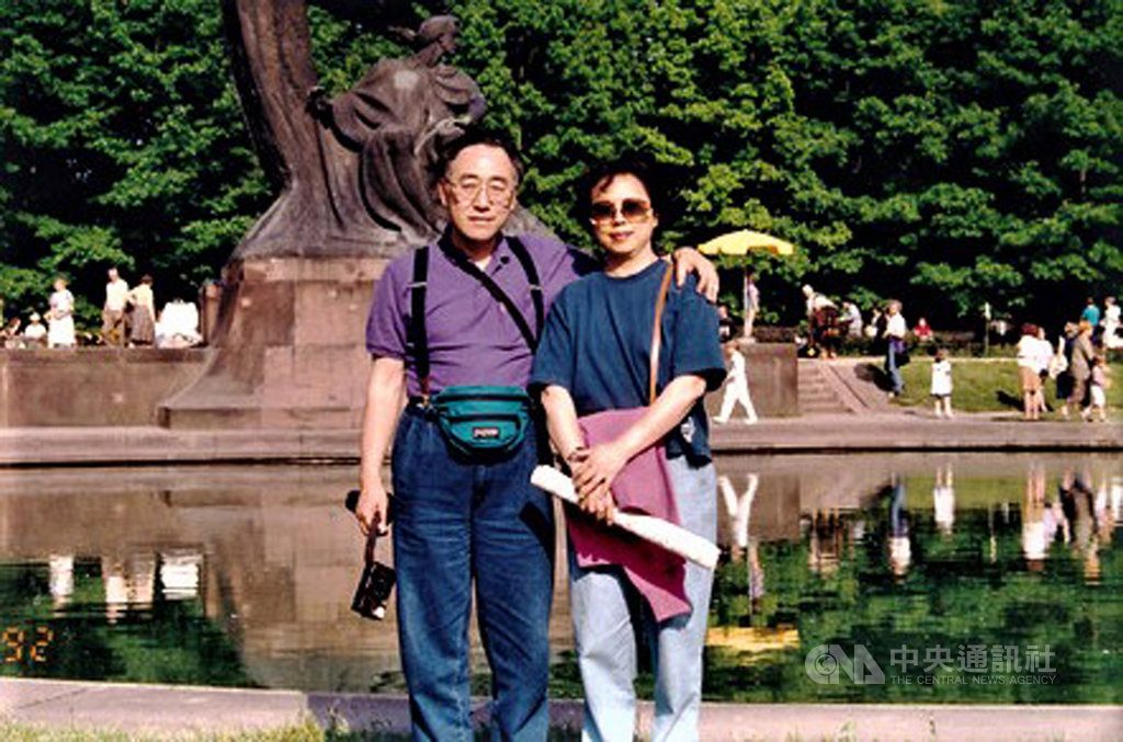 旅美退休醫師葉思雅(左)與夫人張信惠昔日經常受邀到歐洲演講,抽空出席古典音樂會,圖為1992年到波蘭開會時,在華沙的蕭邦公園合影。(葉思雅提供)中央社記者林宏翰洛杉磯傳真 108年10月4日
