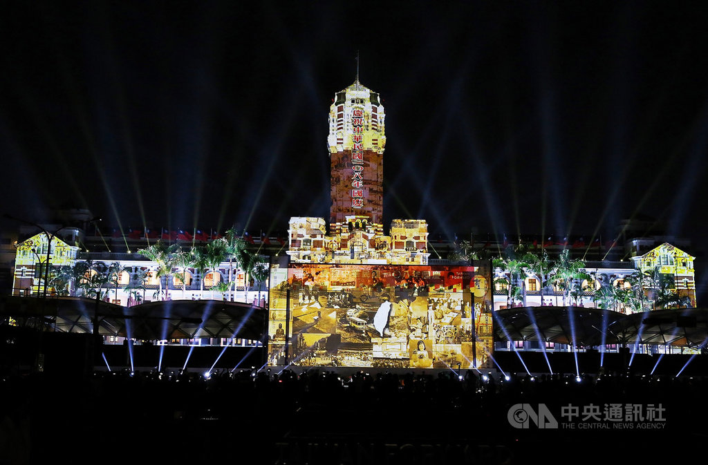 「世界同行 台灣耀飛–2019國慶總統府建築光雕展演」4日晚間正式登場,光雕表現主軸分為序、熱情、勇氣、自信、團結,讓整座總統府化身為百年時光機,以齒輪及各種交通建設作為時光機內零件,表現出總統府百年運轉著國家不斷前行的動力。中央社記者郭日曉攝 108年10月4日