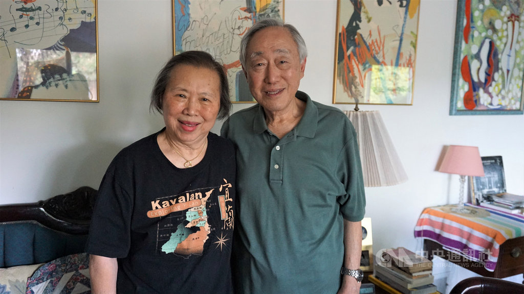 旅美退休醫師葉思雅(右)與太太張信惠(左)結婚55年,欣賞古典音樂是一生的共同興趣,收藏上萬張作品即將無償捐回台灣。中央社記者林宏翰洛杉磯攝 108年10月4日