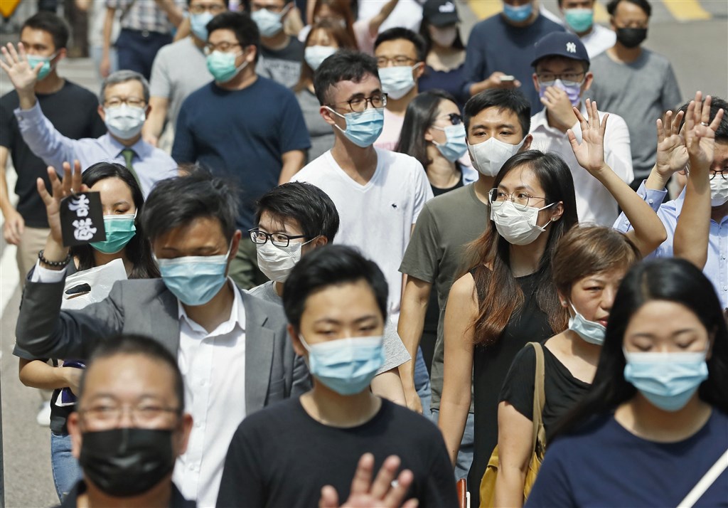 香港行政長官林鄭月娥宣布5日起實施「禁蒙面法」後,香港多地出現戴著口罩的示威者聚集抗議。(共同社提供)