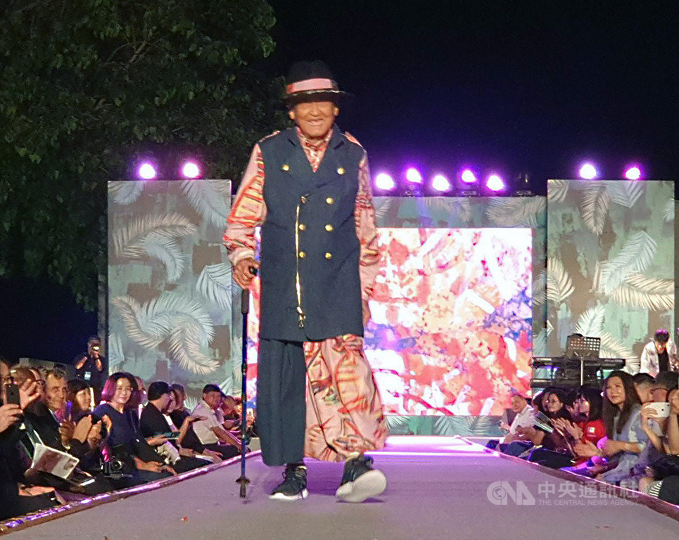 2019台灣設計展在屏東,「設計之夜」4日晚間在台糖縣民公園登場,有別一般走秀的模特兒總是要年輕亮麗,活動特別邀多名長者走上伸展台,大方秀自信。中央社記者郭芷瑄攝 108年10月4日