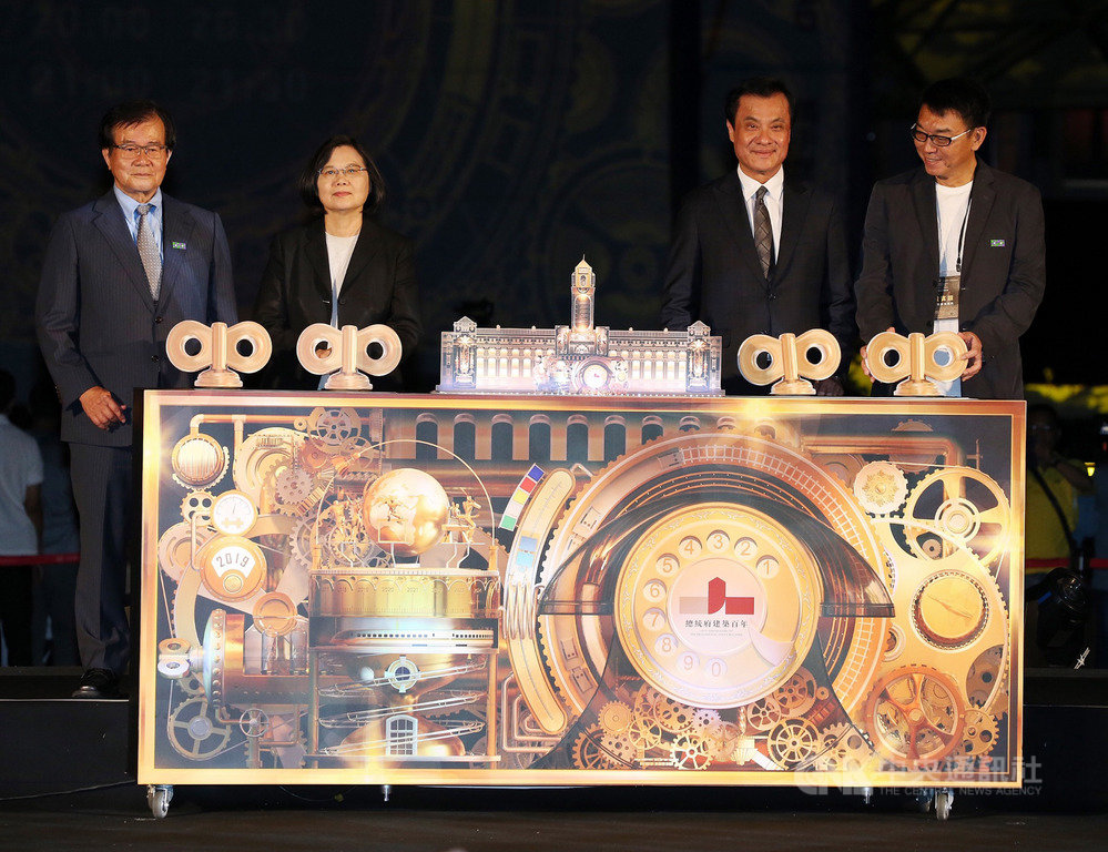 「世界同行.台灣耀飛-2019國慶總統府光雕展演」點燈儀式4日晚間登場,總統蔡英文(左2)、國慶籌委會主委蘇嘉全(右2)等人親自點燈。中央社記者郭日曉攝 108年10月4日