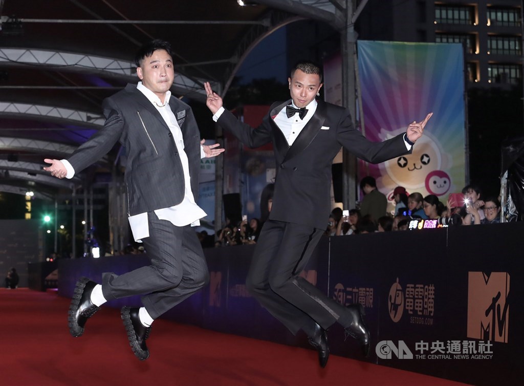 第54屆金鐘獎5日晚間將揭曉獎落誰家,傍晚5時起由星光紅毯先為典禮揭序幕,藝人「小鬼」黃鴻升(前右)、KID(前左)開心步紅毯。中央社記者吳家昇攝 108年10月5日