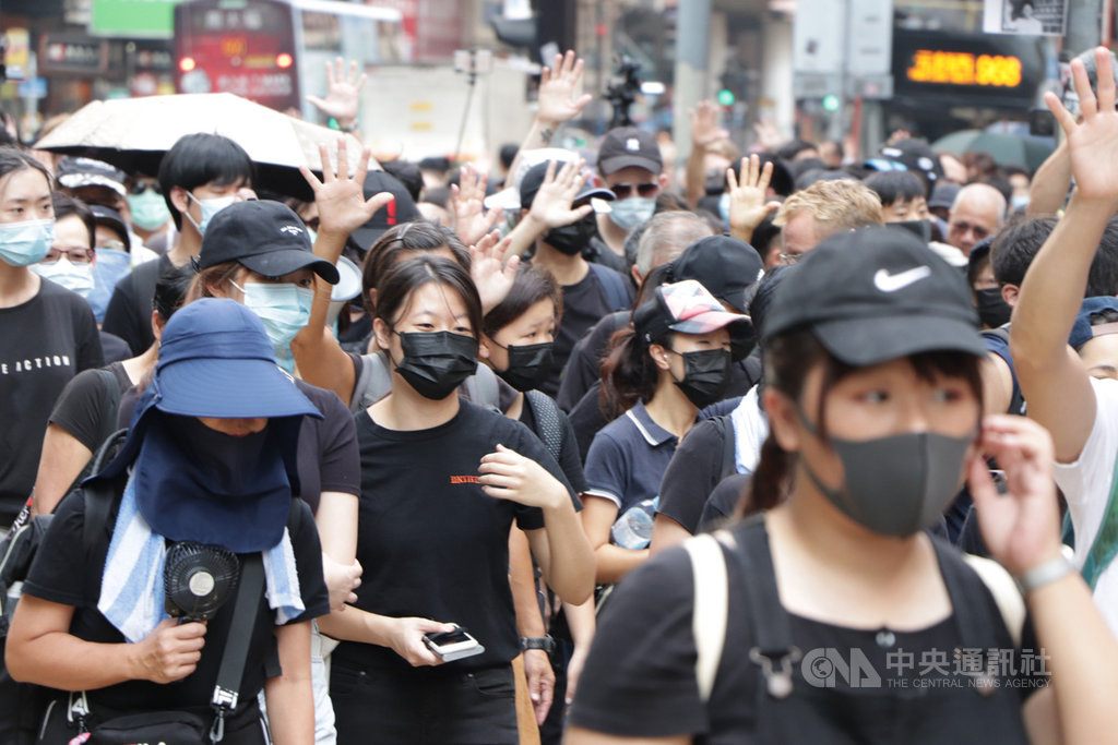 香港反送中示威者不理會港府祭出禁蒙面法,5日遊行時依舊戴上口罩。中央社記者張謙香港攝 108年10月5日