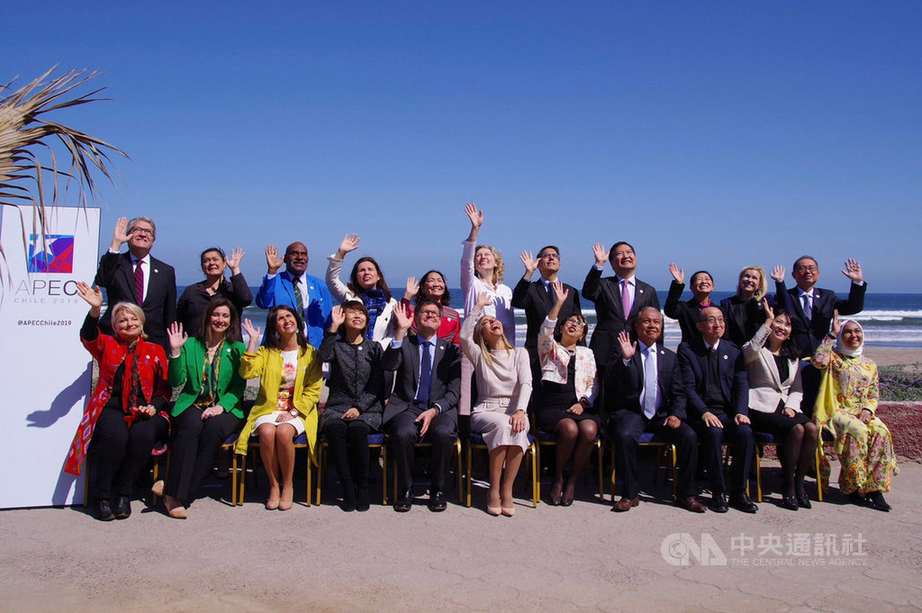 政務委員羅秉成出席在智利舉行的亞太經濟合作(APEC)婦女與經濟論壇高階政策對話會議,與各國與會代表合影。(行政院性平處提供)中央社記者侯姿瑩傳真 108年10月5日