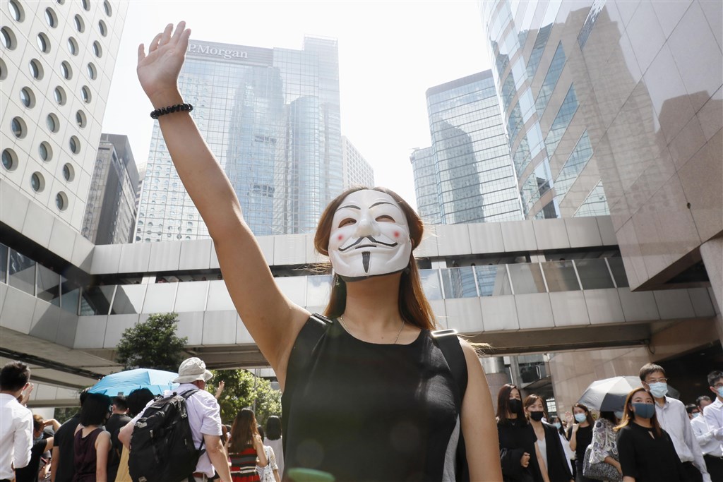 香港行政長官林鄭月娥4日宣布訂定「禁止蒙面規例」引發港人上街抗議。(共同社提供)