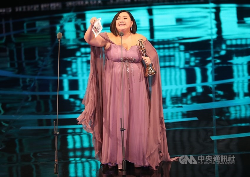 演員鍾欣凌以戲劇「你的孩子不是你的孩子–貓的孩子」奪得第54屆金鐘獎迷你劇集(電視電影)女主角獎,她致詞時感動落淚,感謝在天國的爸爸、婆婆,以及屏風表演班創辦人李國修。中央社記者張皓安攝 108年10月5日