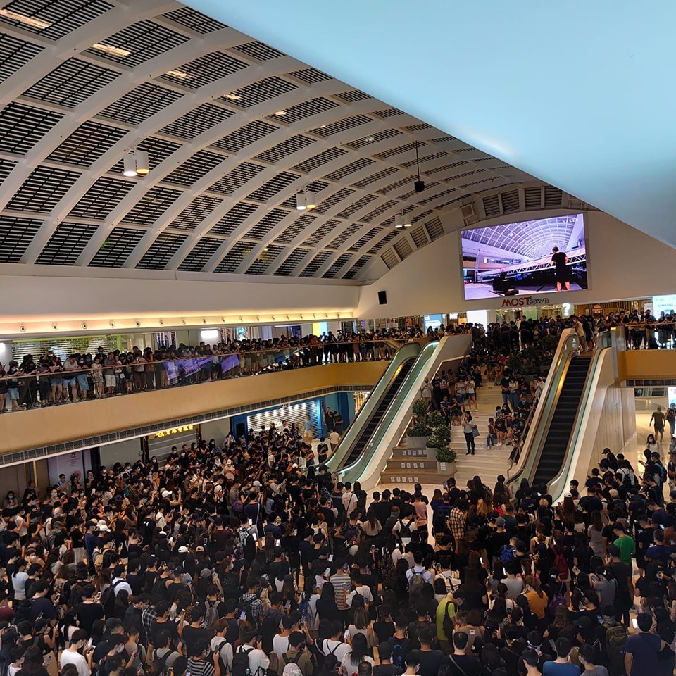 香港行政長官林鄭月娥宣布訂定「禁止蒙面規例」引發港人上街抗議,4日晚間香港人在馬鞍山的新港城中齊聲宣讀「香港臨時政府宣言」。(圖取自facebook.com/wordsyoyeah)