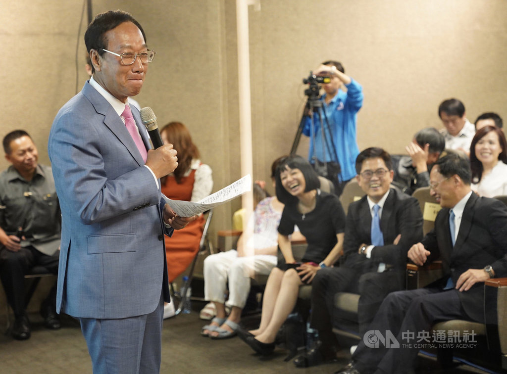 鴻海集團創辦人郭台銘(前左)6日在台北出席前台東縣長黃健庭(坐者前右2)的演講活動,致詞時力拱黃健庭2年後參選台北市長。中央社記者徐肇昌攝 108年10月6日