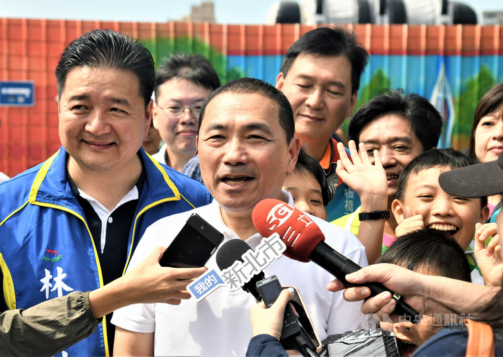 新北市長侯友宜(前左2)6日接受媒體聯訪時,針對防疫人員染屈公病一事表示,屈公病目前都是在可控制的範圍裡面,感染的防疫人員已經逐漸康復了,他相信一定能讓屈公病在新北市滅絕。中央社記者王鴻國攝 108年10月6日