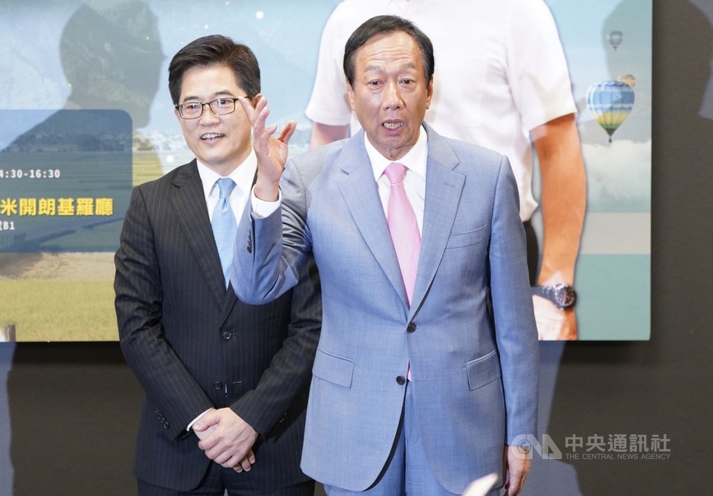 鴻海集團創辦人郭台銘(前)6日在台北出席前台東縣長黃健庭(後)的專題演講,致詞時不僅肯定黃健庭的能力,也力拱黃健庭2年後挑戰參選台北市長。中央社記者徐肇昌攝 108年10月6日