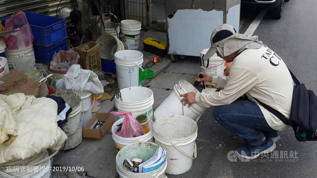 疾管署6日公布國內新增2例本土登革熱病例,其中一例在新北市樹林區,由於樹林區108年並無登革熱病例,個案感染源仍有待進一步釐清。圖為防疫人員到新北個案住家周邊查核孳生源。(疾管署提供)中央社記者張茗喧傳真 108年10月6日