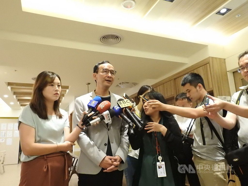 前新北市長朱立倫(左2)7日對國民黨總統參選人韓國瑜是否請假投入選舉一事表示,尊重韓國瑜的決定,強調候選人選前最後期段一定要全心全力投入。中央社記者王鴻國攝 108年10月7日