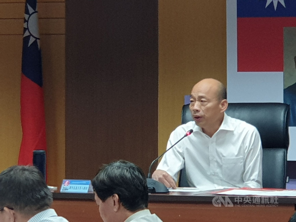 外傳國民黨總統參選人、高雄市長韓國瑜(右)10月中旬將請假投入總統大選,韓國瑜7日主持市府道安會報後受訪表示,選前請假一定跟議會溝通,並依法定程序辦理。中央社記者程啟峰高雄攝 108年10月7日