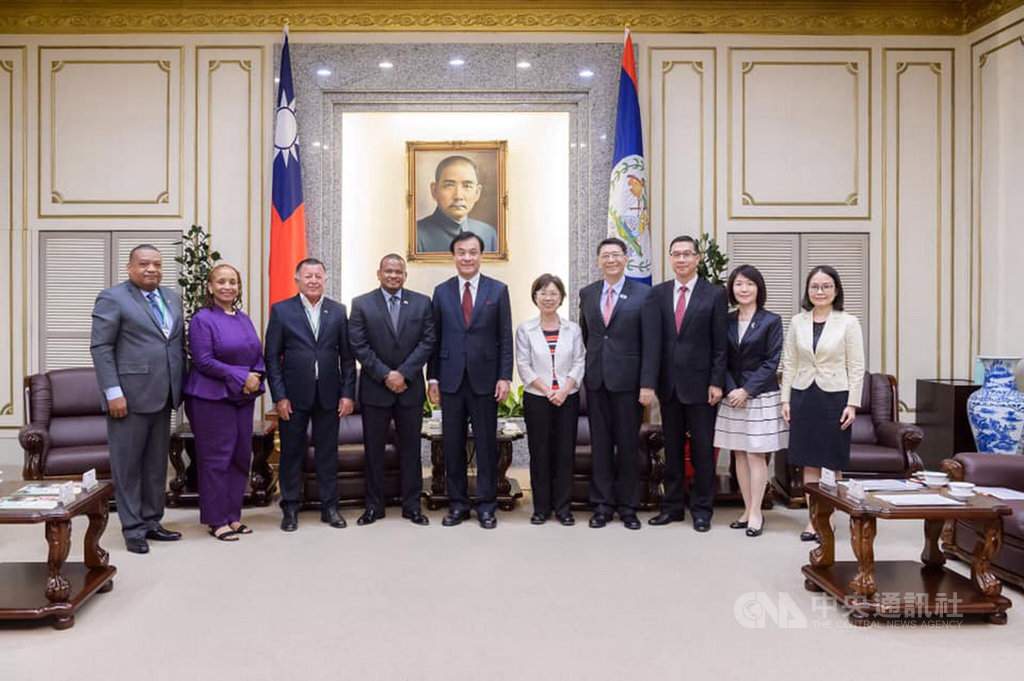 立法院長蘇嘉全(左5)7日表示,台灣與貝里斯建交30週年,兩國共同追求自由、民主、人權及法治的普世價值,盼透過立法院「台灣與貝里斯國會友好協會」強化合作能量,進一步增進彼此連結,祝台貝邦誼永固。(立法院提供)中央社記者陳俊華傳真 108年10月7日