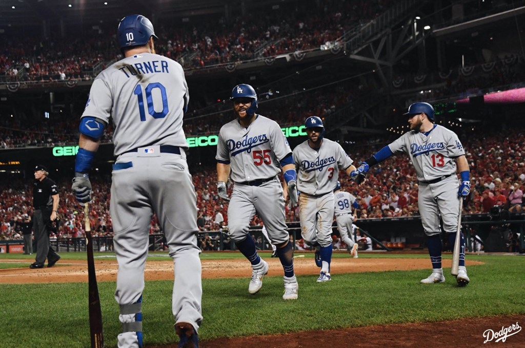 美國職棒大聯盟MLB國聯分區季後賽,洛杉磯道奇終場10比4痛宰華盛頓國民,在5戰3勝制系列賽取得2比1聽牌優勢。(圖取自twitter.com/Dodgers)