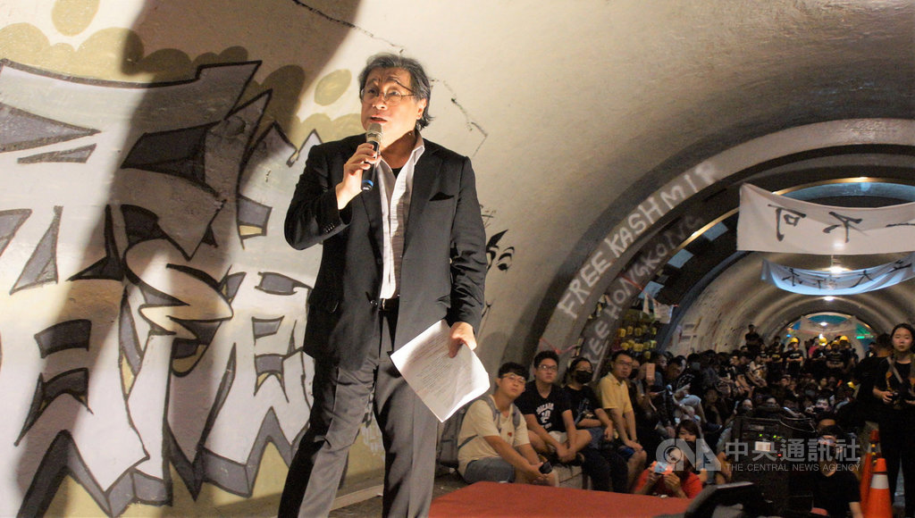 高雄中山大學學生會7日晚間舉辦「榮光那頭再見」連儂隧道–邁向自由晚會,晚會結束後將由志工進行隧道復原,活動吸引大批師生齊聚,為香港加油。中央社記者程啟峰高雄攝 108年10月7日