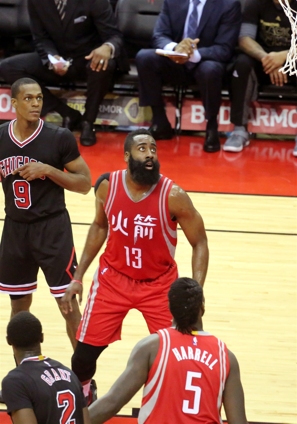 NBA火箭隊總經理摩瑞支持香港反送中運動的推文,6日引發中國全面抵制。火箭隊曾與中國極為密切,圖為2017年2月3日,火箭隊在主場為中國籍球星姚明舉行球衣退役儀式,隊員還穿上中文球衣與芝加哥公牛隊比賽。(中新社提供)中央社 108年10月7日