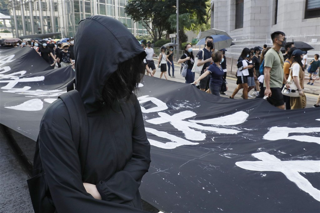 香港反蒙面法實施兩天後,當局7日首次依法起訴兩人。圖為5日反送中遊行,示威者依舊戴上口罩。(檔案照片/共同社提供)