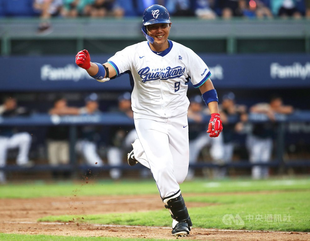 中華職棒公布9、10月投打MVP,富邦悍將隊野手林益全敲出6轟、打擊率3成98,中職生涯第14度拿下月MVP。(中央社檔案照片)