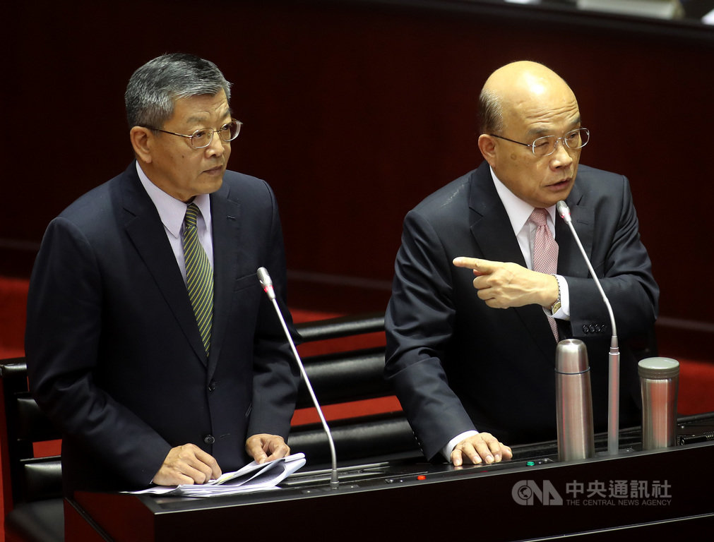 駐福岡辦事處4日在中華民國108年國慶酒會會場公布日本首相安倍晉三賀電,但據查並非出自首相府。行政院長蘇貞昌(右)8日在立法院表示,若真有首相賀電何其重大,這件事應該要查處。中央社記者張皓安攝 108年10月8日