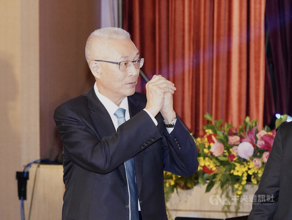 工商建設研究會8日晚間在台北福華飯店舉行會員大會暨全國工商界支持韓國瑜競選總統後援會成立大會,藍營大老齊聚,國民黨主席吳敦義(圖)出席向與會人士致意。中央社記者徐肇昌攝 108年10月8日