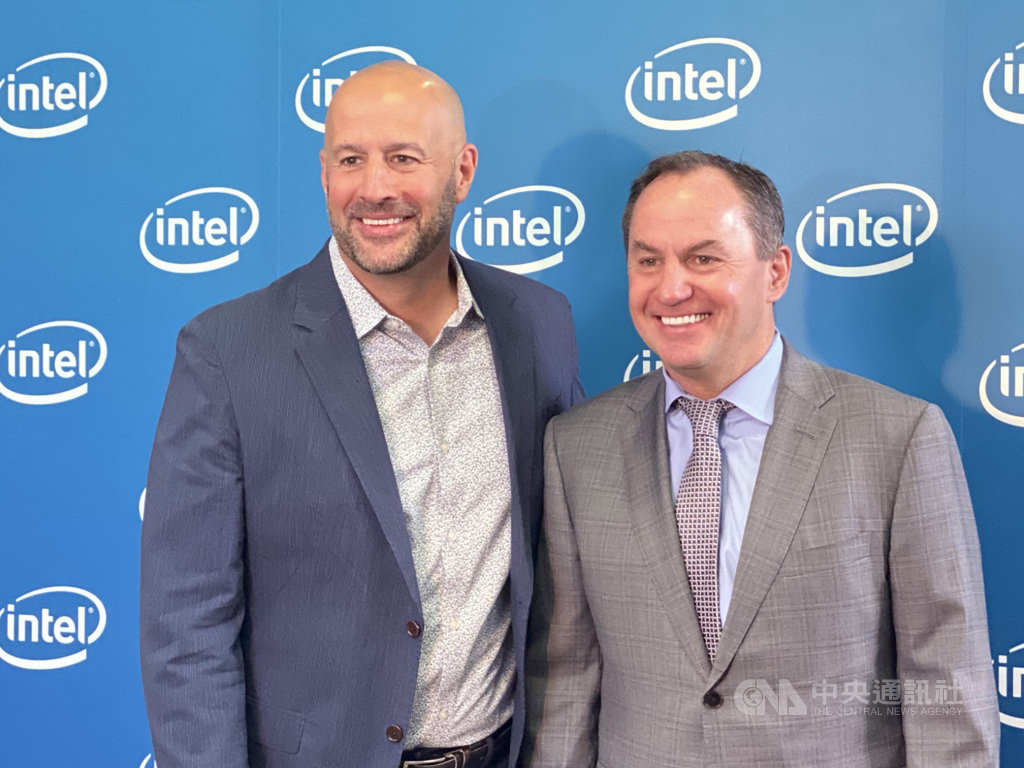 晶片大廠英特爾(Intel)執行長史旺(Bob Swan,右)與英特爾執行副總裁暨客戶運算事業群總經理宋義瀟(Gregory M. Bryant,左)8日在台灣接受團訪,說明英特爾未來3到5年的成長動能。中央社記者吳家豪攝 108年10月8日