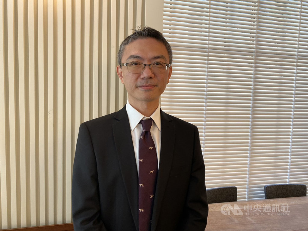 柏瑞投信投資長黃軍儒表示,就目前經濟局勢來看,負利率全面來襲,如果不為資金找活路,個人資產可能會被負利率的浪潮所淹沒,受到中美貿易戰影響較低的邊境市場債,將是力抗負利率的優選。中央社記者韓婷婷攝 108年10月8日