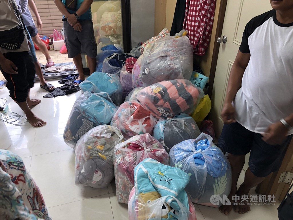 南方澳跨港大橋1日坍塌,揭開外籍漁工以船為家的克難生活,當地教會致贈事件中受影響外籍漁工棉被、床單等物資,助他們度過難關。中央社記者閻文韜攝 108年10月8日
