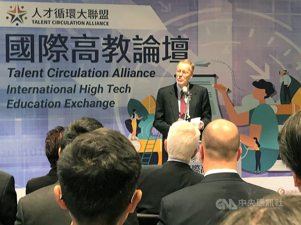 美國在台協會(AIT)攜手台灣公私部門合作推動「人才循環大聯盟計畫」,8日在台北舉辦國際高教論壇,AIT處長酈英傑(William Brent Christensen)(後)出席致詞。中央社記者陳至中攝 108年10月8日
