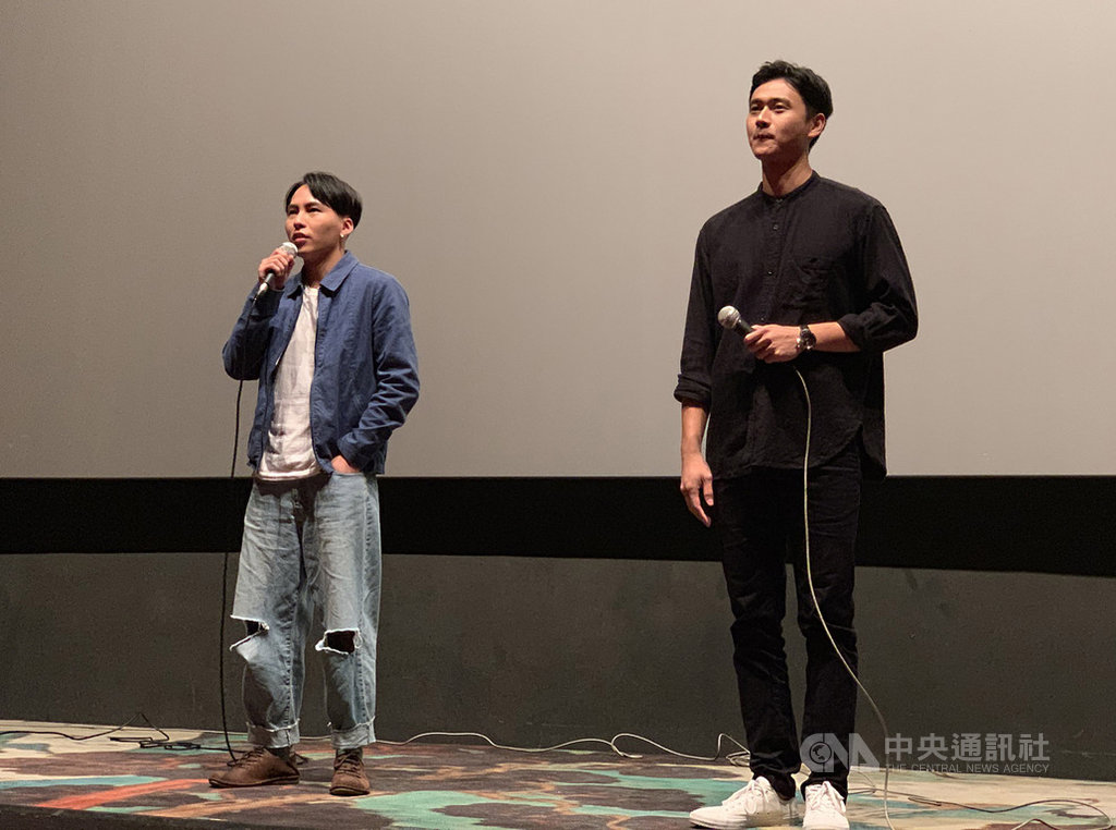 國片「陽光普照」前進第24屆釜山影展,8日首映,片中演員巫建和(左)、劉冠廷(右)也出席,正式放映前向現場近百名觀眾打招呼。(甲上娛樂提供)中央社記者洪健倫傳真 108年10月8日