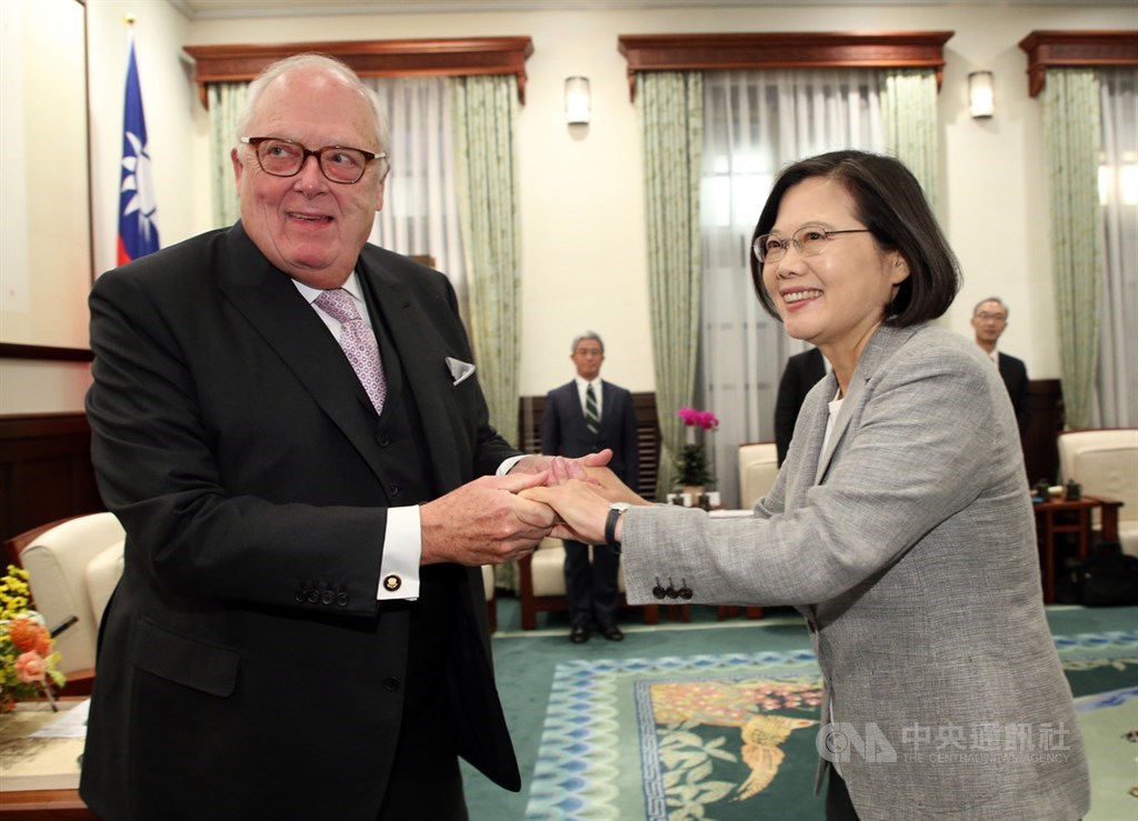 總統蔡英文(右)8日接見美國傳統基金會創辦人佛訥(Edwin J. Feulner Jr.)(左),蔡總統表示,期待未來台美可透過簽訂雙邊貿易協定,進一步強化經貿往來。中央社記者鄭傑文攝 108年10月8日