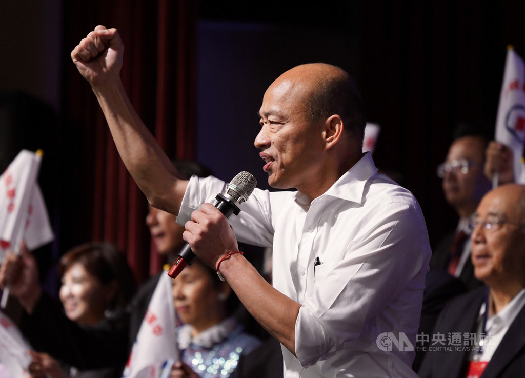 國民黨總統參選人韓國瑜(前)8日晚間在台北出席全國工商界後援會成立大會時表示,台灣需要突破現狀,未來只有開放兩字,在沒有國安疑慮下開大門走大路。中央社記者徐肇昌攝 108年10月8日