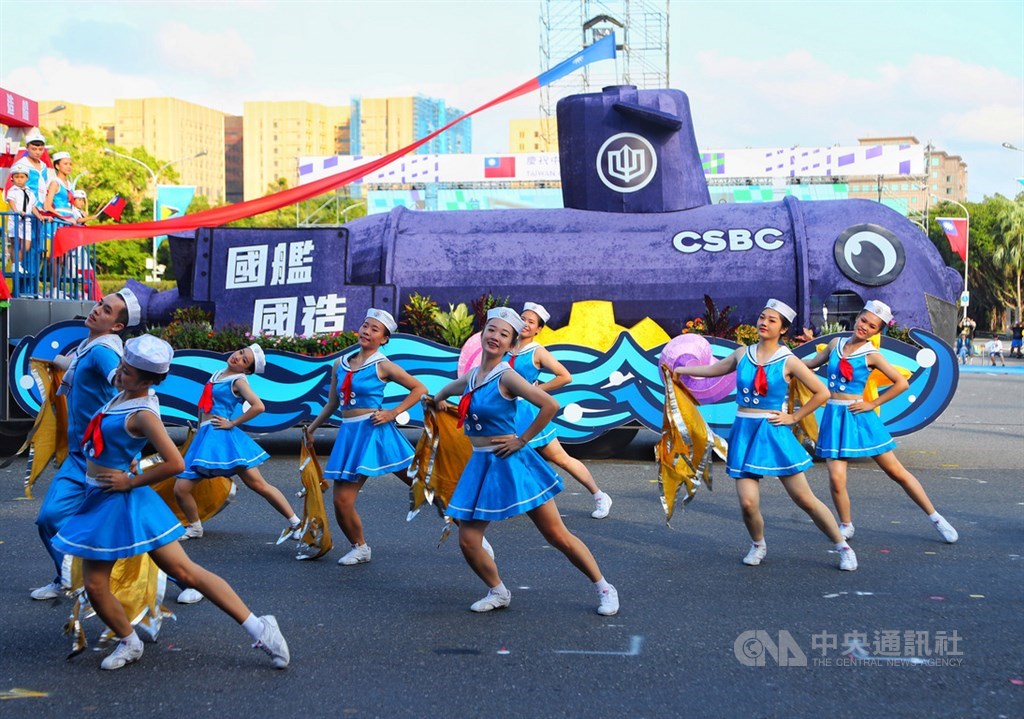 中華民國中樞暨各界慶祝108年國慶大會預演8日在總統府前舉行,台灣國際造船股份有限公司今年也打造以潛艦造型為主軸的花車參與遊行,再搭配穿水手服的舞群活力熱舞,展現台船「傳承造船,守護海洋」精神。中央社記者王騰毅攝 108年10月8日