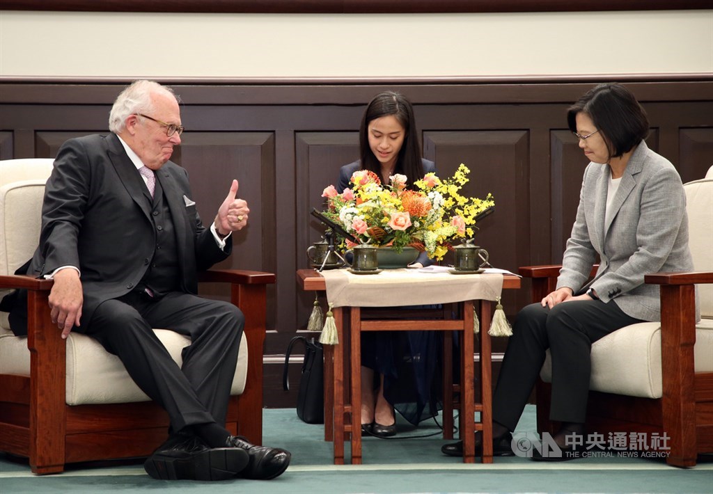 總統蔡英文(右)8日在總統府接見美國傳統基金會創辦人佛訥(Edwin J. Feulner Jr.)(左),兩人會談時,佛訥豎起大拇指肯定總統領導台灣的政績。中央社記者鄭傑文攝 108年10月8日