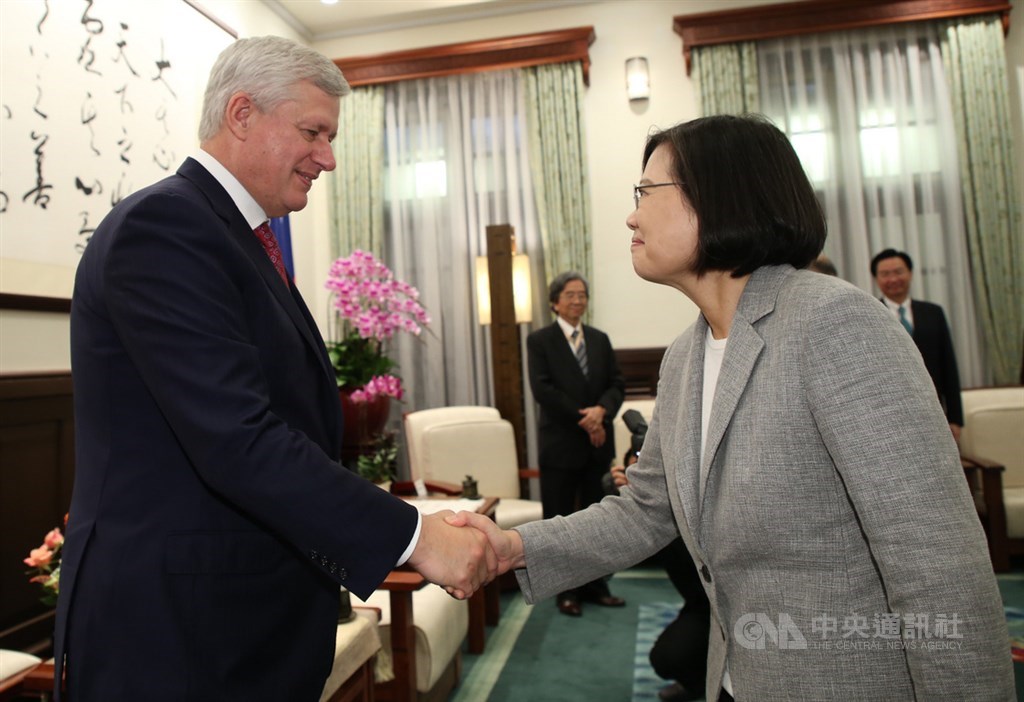 總統蔡英文(右)8日在總統府接見玉山論壇貴賓,與加拿大前總理哈帕(Stephen Harper)(左)握手致意。中央社記者鄭傑文攝 108年10月8日