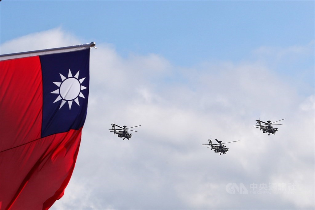 國慶籌備委員會8日下午在總統府前舉辦國慶大會預演,陸軍AH-64E阿帕契攻擊直升機編隊飛越觀禮台前上空,吸引民眾目光。中央社記者王騰毅攝 108年10月8日