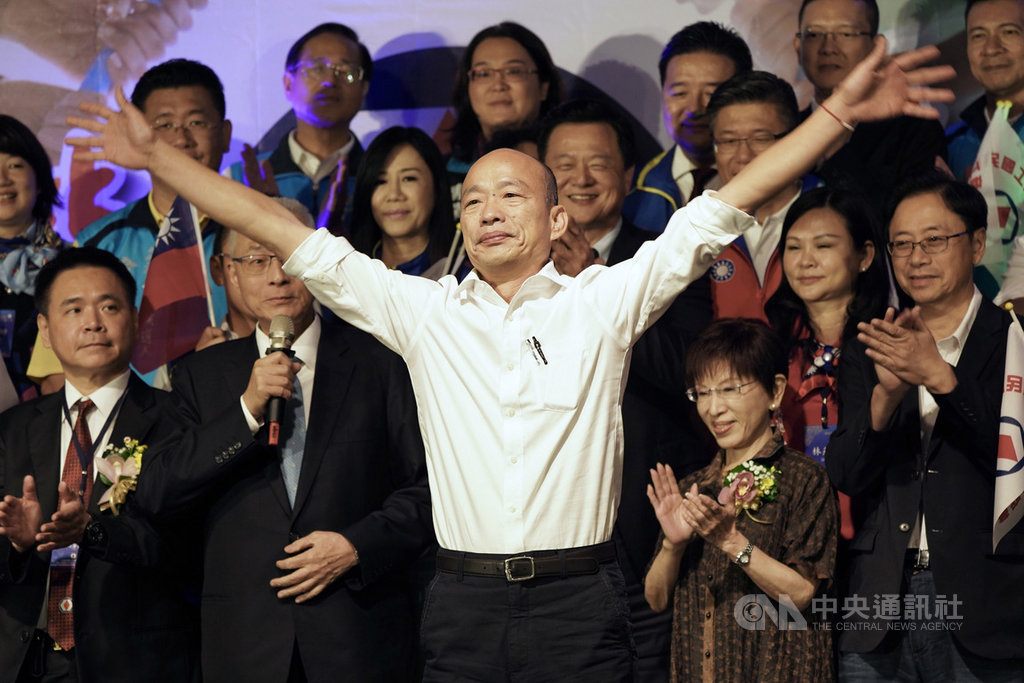 工商建設研究會會員大會暨全國工商界支持韓國瑜競選總統後援會成立大會8日晚間在台北登場,國民黨總統參選人、高雄市長韓國瑜(前)北上出席,登台向支持群眾揮手致意。中央社記者徐肇昌攝 108年10月8日