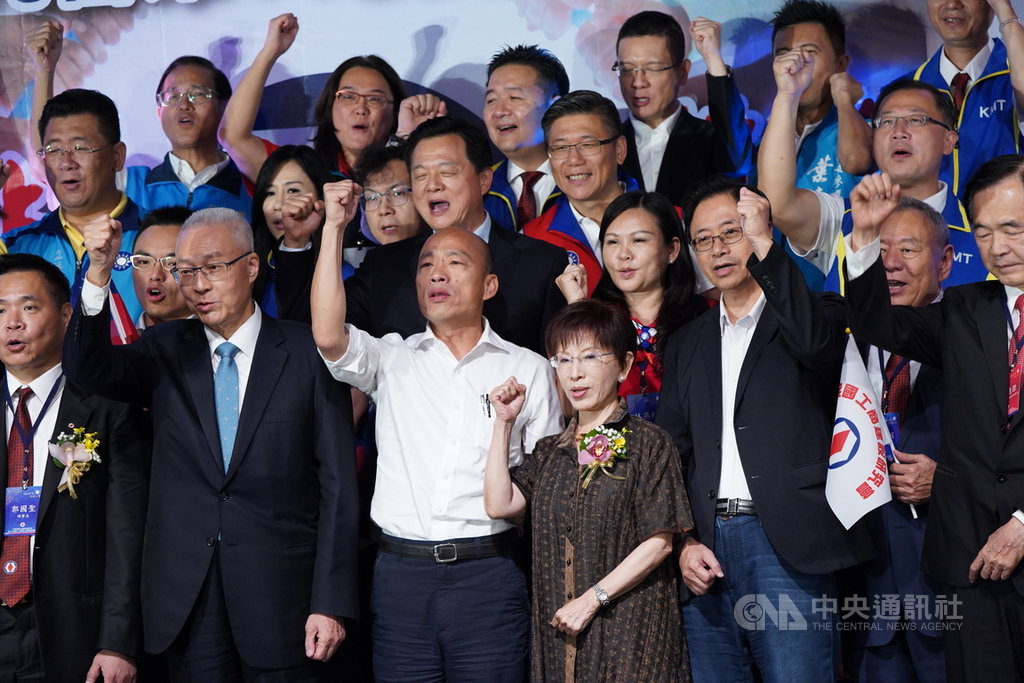 國民黨總統參選人韓國瑜(前左3)8日在台北,與黨主席吳敦義(前左2)、前黨主席洪秀柱(前左4)、前行政院長張善政(前左5)等人,出席工商建設研究會會員大會暨全國工商界支持韓國瑜競選總統後援會成立大會,眾人齊聲高喊當選口號。中央社記者徐肇昌攝 108年10月8日
