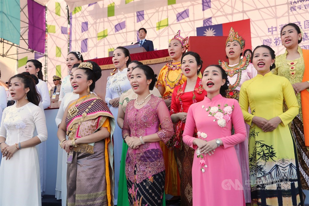 國慶籌備委員會8日在總統府前舉辦「國慶大會預演」活動,今年邀請30位東南亞新住民姊妹在國慶大典共同領唱國歌,展現台灣多元文化特色。中央社記者王騰毅攝 108年10月8日